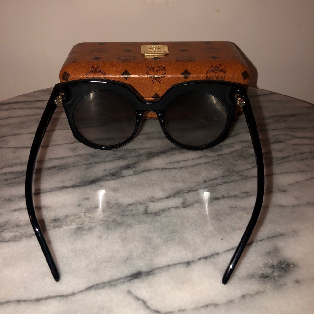 ❌SOLD OUT❌ MCM Black Sunglasses - Picture 3 of 8